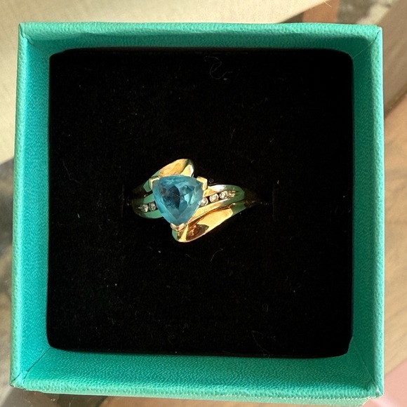 VINTAGE DESIGNER LGL 10K GOLD TRILLION CUT TOPAZ CREATED 
DIAMOND WAVE BAND
RING - Picture 1 of 9